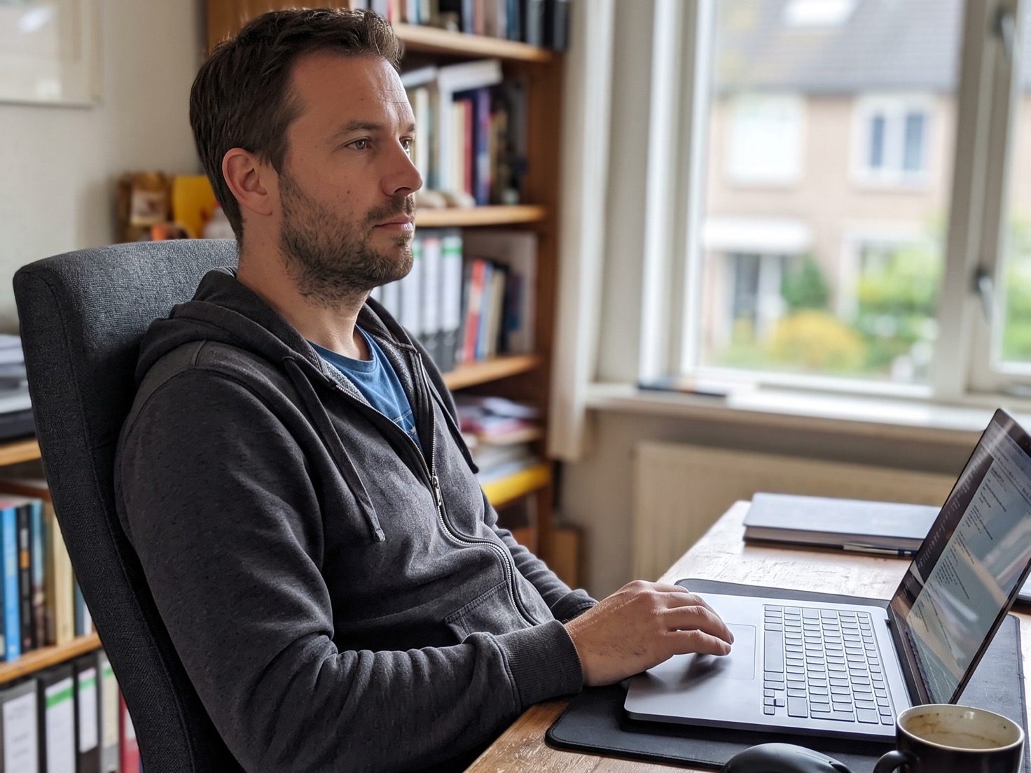 Solo-ondernemer bekijkt zijn dienstenpagina achter de laptop