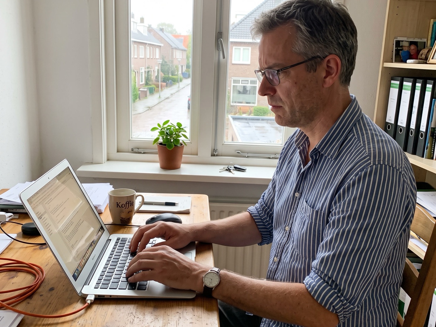 Nederlandse ondernemer twijfelt achter zijn laptop voor hij een LinkedIn-post plaatst