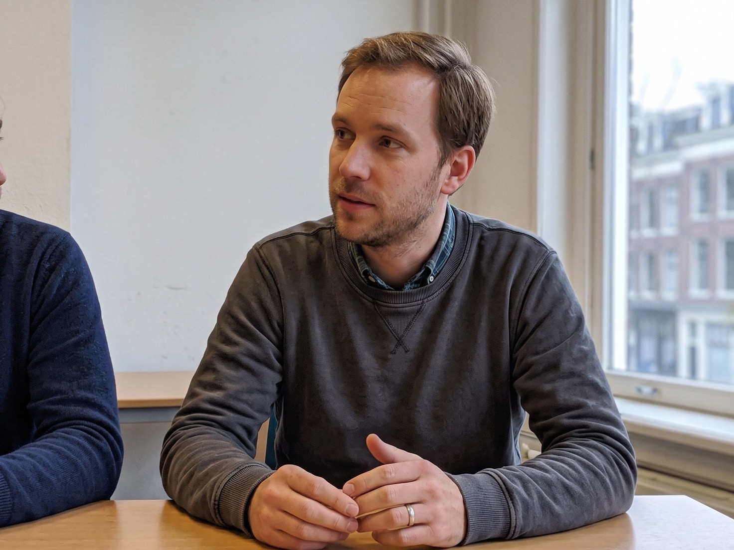 Ondernemer in gesprek aan tafel over een gastblog voor een collega