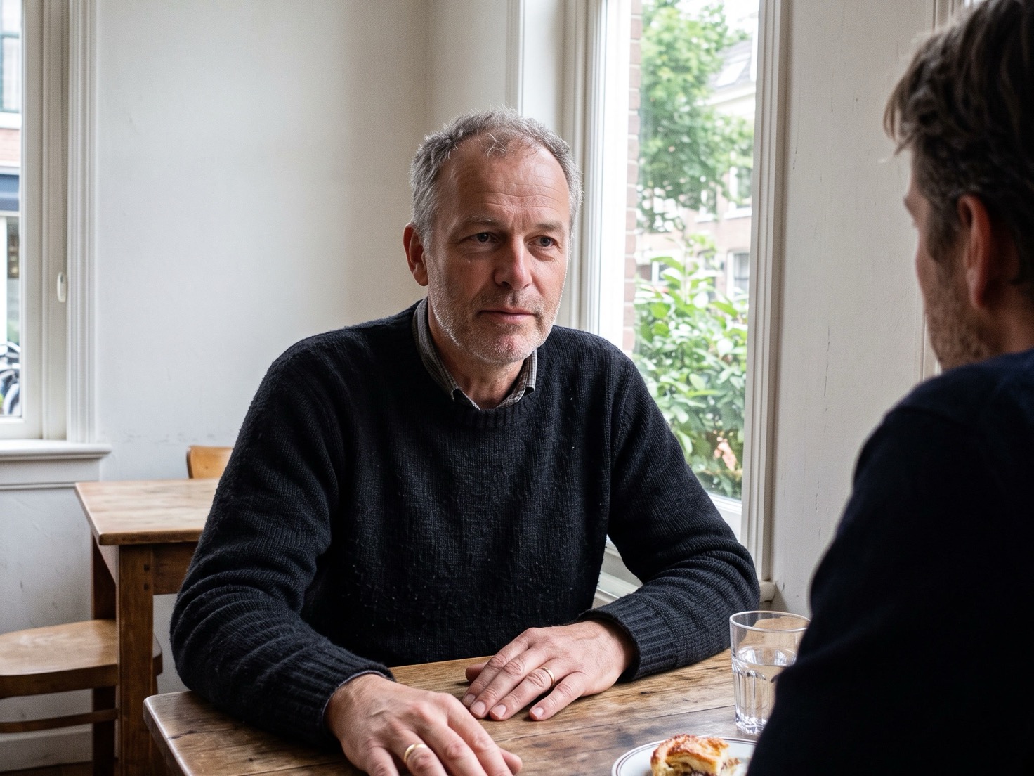 Zelfstandig ondernemer in rustig gesprek aan tafel met een klant