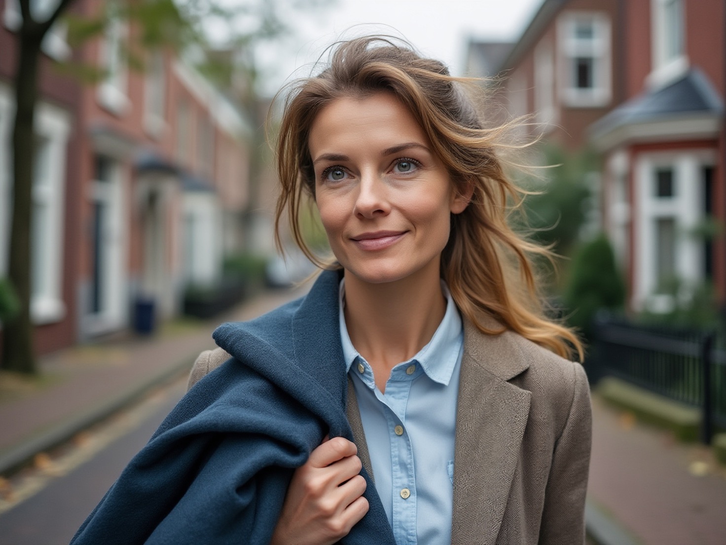 Vrouw rond de 44 loopt door een rustige Nederlandse woonstraat met bakstenen rijtjeshuizen