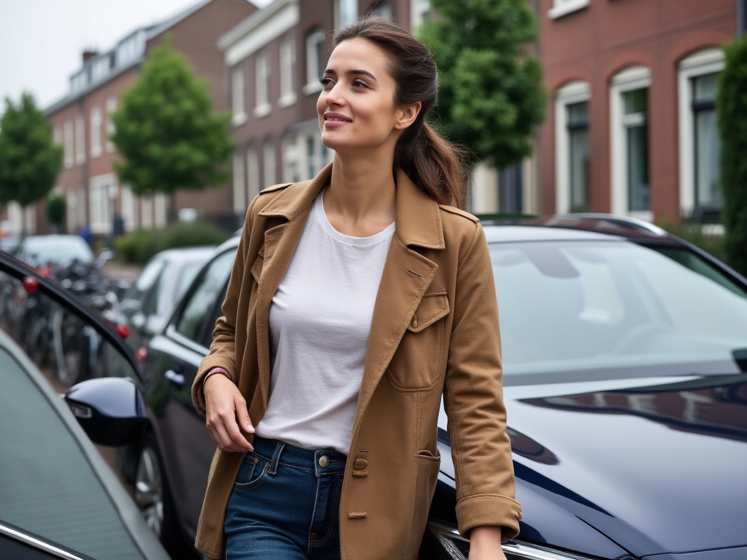 Vrouw stapt uit haar auto op een Nederlandse straat, net een besluit genomen