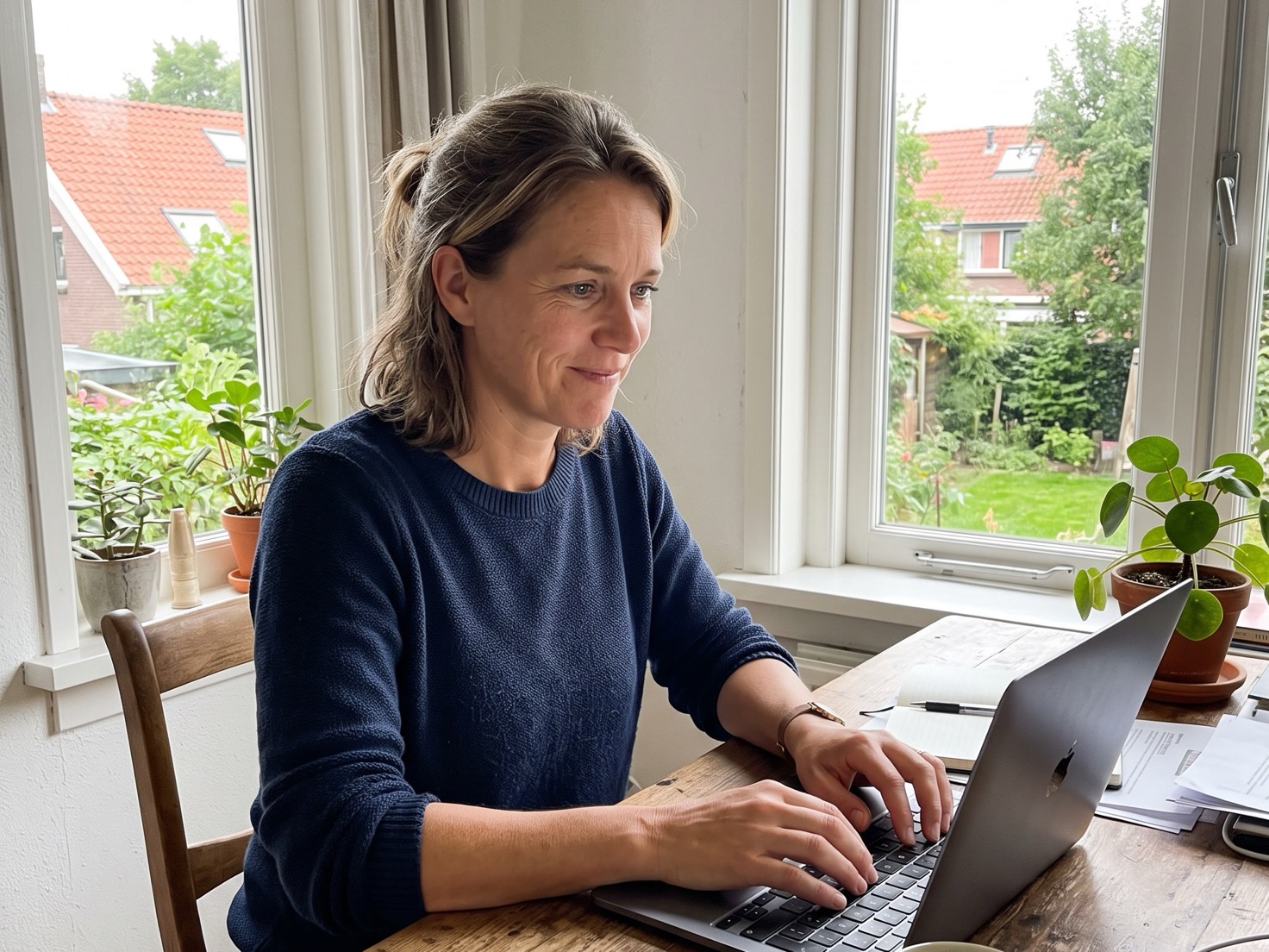 Ondernemer werkt tevreden achter haar laptop nadat een klant haar taggde in een post