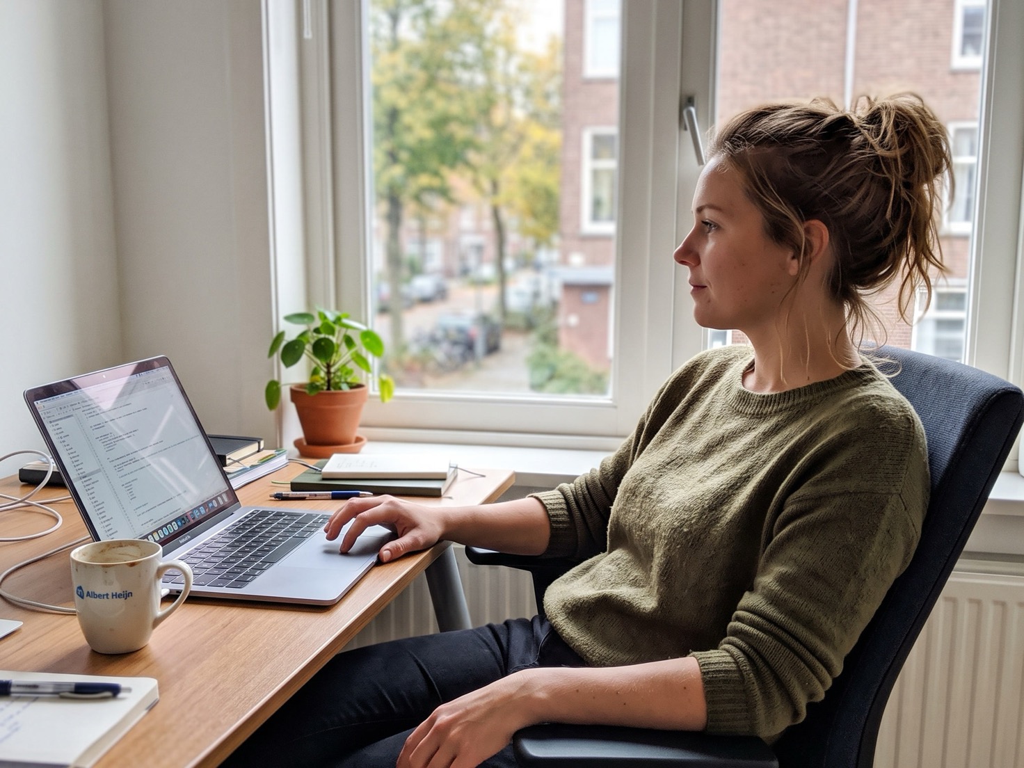 Zelfstandig ondernemer neemt thuis in een rustig moment de tijd om haar aanbod te herzien