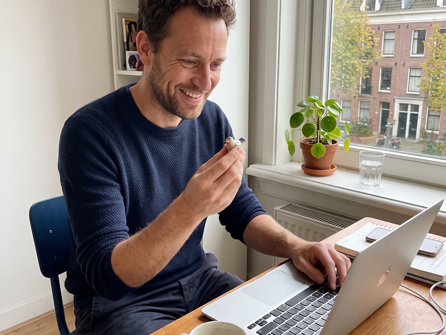 Solo-ondernemer werkt geconcentreerd aan een laptop bij het raam